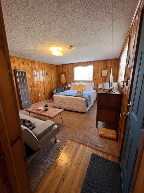 Travel crib, WiFi, bed sheets