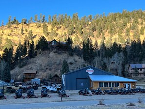 Exterior - Mountain View Lodge Queen Single - Room 1 (Red River)