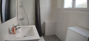 Dusch, hårtork, handdukar och tvål