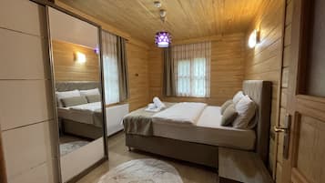 Deluxe suite, 1 slaapkamer, balkon, uitzicht op bergen | 1 slaapkamer, luxe beddengoed, donzen dekbedden, een bureau