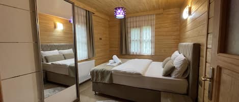 Suite Deluks, 1 kamar tidur, balkon, pemandangan gunung | Seprai premium, selimut bulu angsa, meja kerja, dan tirai kedap cahaya