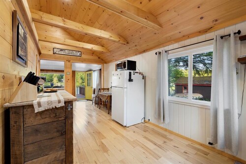 The quintessential lakeside cabin. Tradition meets today. Family, friends, pets!