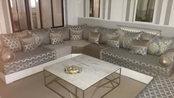 TV connectée, livres, écrans d'ordinateur