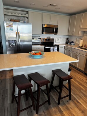Fridge, microwave, oven, stovetop - Laketown Wharf 322, lake view, 3bed/2 bath+ bunk room, lots of amenities (Panama City Beach)