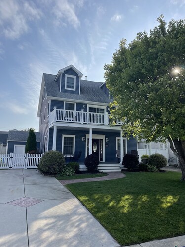 Beach block 3 min walk, center of town best location summer 2026 booking up fast