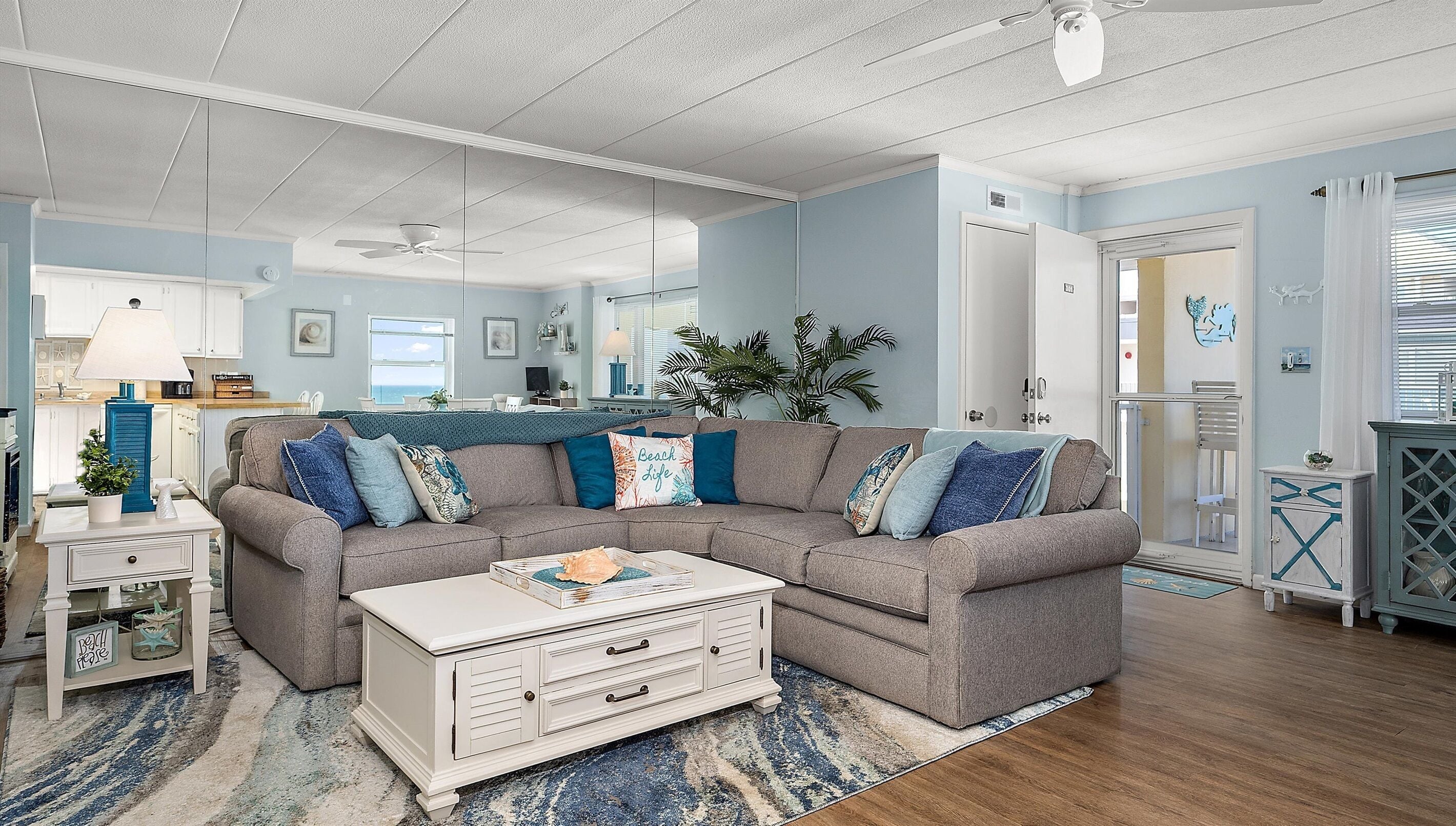 TV connectée, cheminée, livres, écrans d'ordinateur