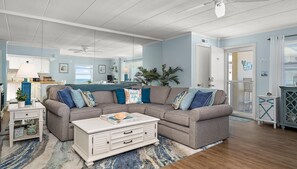 TV connectée, cheminée, livres, écrans d'ordinateur