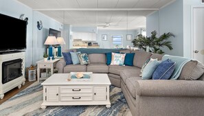 Smart-tv, een open haard, boeken en een computerscherm