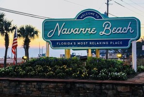 Placa de boas-vindas para Navarre Beach, Flórida, indicando que é o lugar mais relaxante da Flórida.
