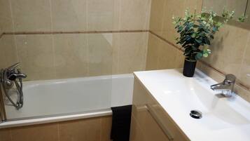 Een bad, een haardroger, een bidet, handdoeken