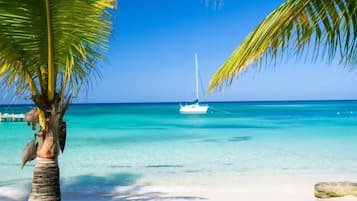 En la playa, camastros y toallas de playa