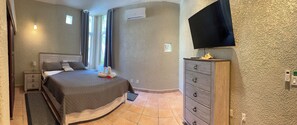 2 Schlafzimmer, Zimmersafe, Schreibtisch, Bügeleisen/Bügelbrett