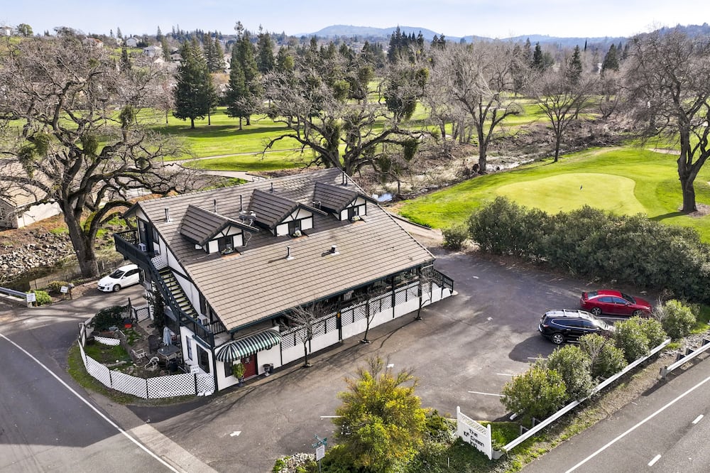 The 10th Green Inn