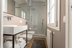 Dusche, Haartrockner, Bidet, Handtücher