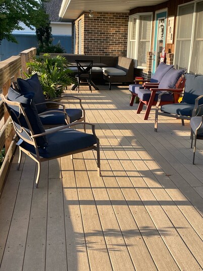 Romantic king suite located 15 minutes from U of I
