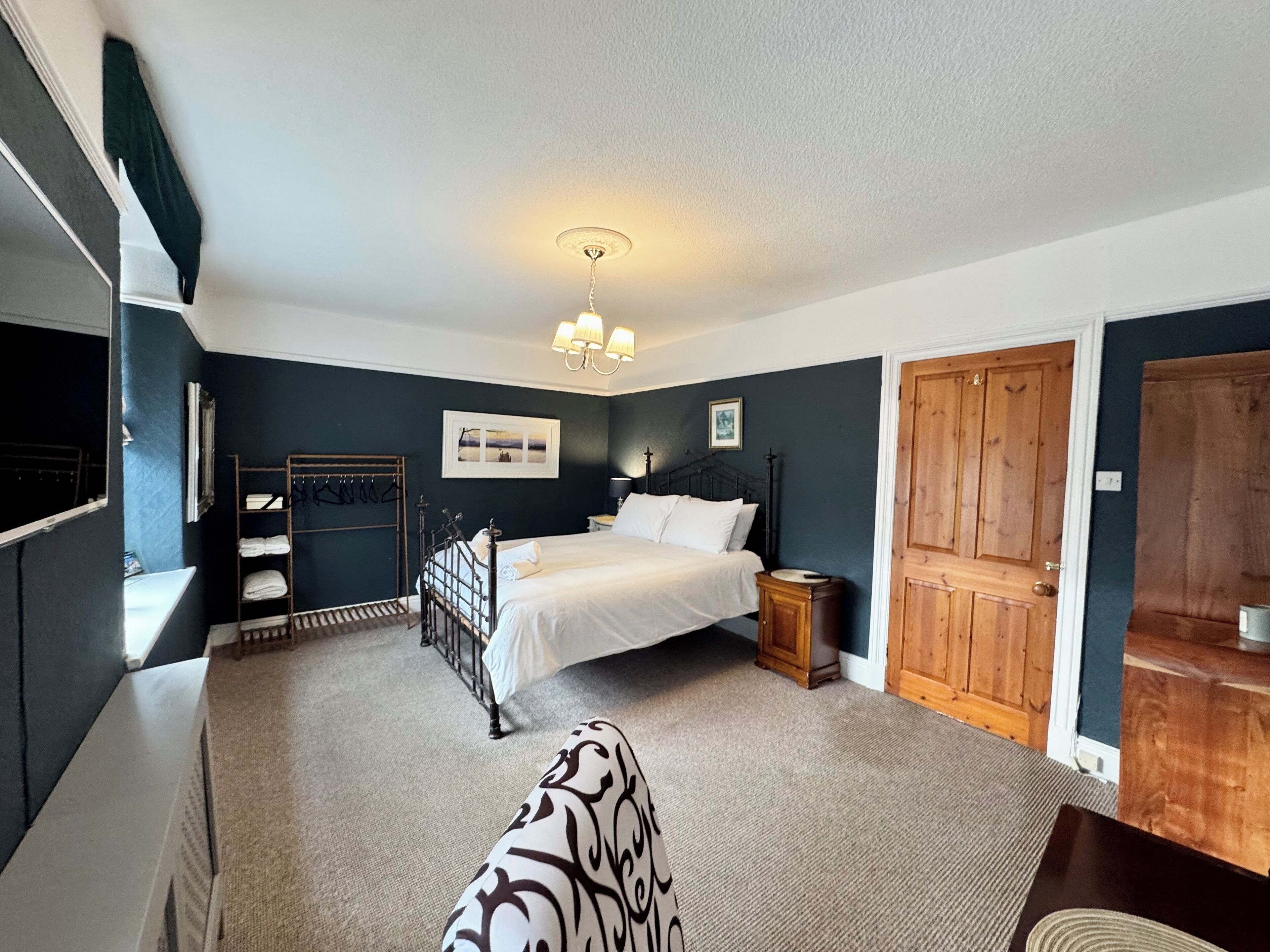 4 bedrooms, iron/ironing board, free WiFi, bed sheets