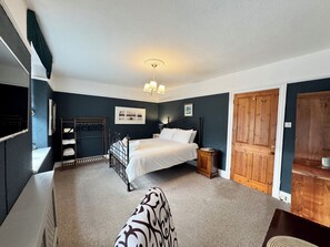 4 bedrooms, iron/ironing board, free WiFi, bed sheets