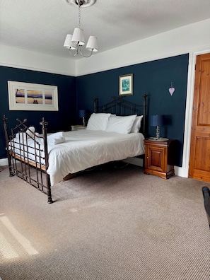4 bedrooms, iron/ironing board, free WiFi, bed sheets