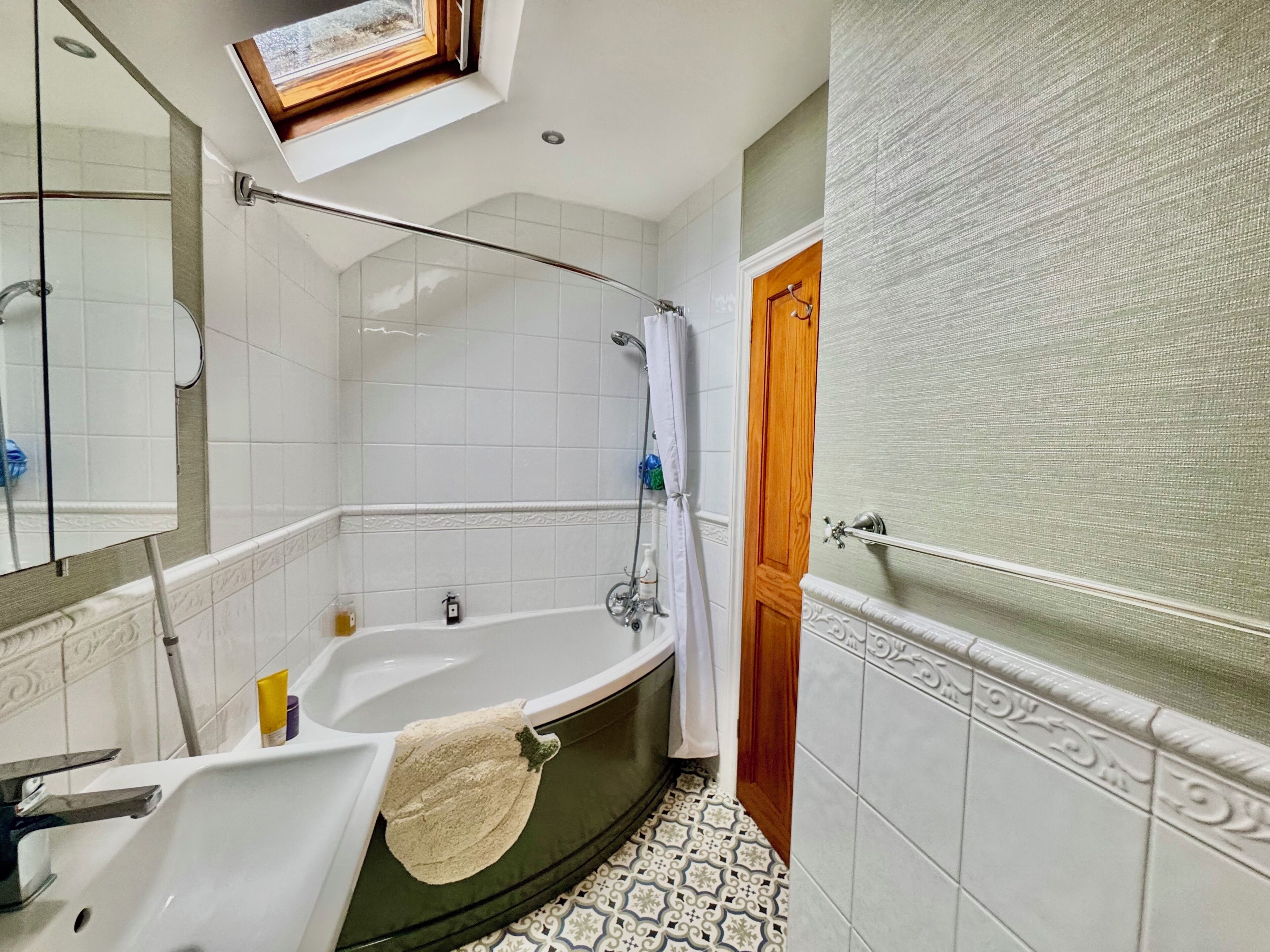Combined shower/tub, hair dryer, towels, soap