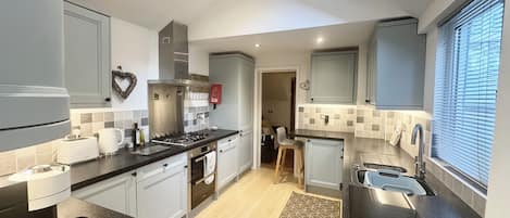 Réfrigérateur, four, plaque de cuisson, lave-vaisselle