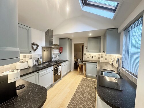 Quality Victorian cottage comfortable for 8 guests in central Windermere.