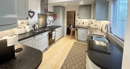 Quality Victorian cottage comfortable for 8 guests in central Windermere.