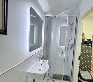Combined shower/bathtub, hair dryer, towels, soap - Windermere Cottage for 8 | Walk Everywhere. Authentic Lakeland slate cottage, (Windermere)