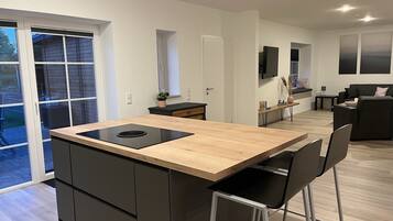 Frigorífico, horno, placa de cocina y lavavajillas