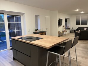 Jääkaappi, uuni, liesi, astianpesukone