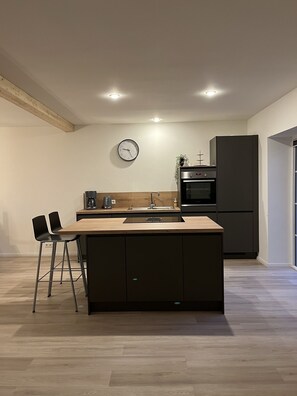 Geladeira, fogão, cooktop, lava-louças