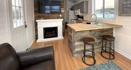 Cozy Lakeside Tiny Home, Near Skiing with hot breakfast, lunch included