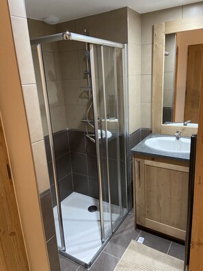 Badewanne, Haartrockner, Toilettenpapier