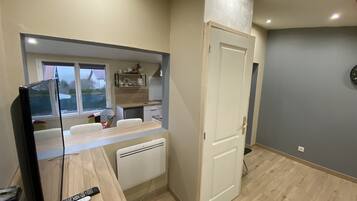 Geladeira, micro-ondas, fogão, cooktop