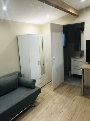 Smart-tv, een open haard en boeken
