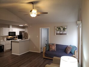 Smart TV, books - Home in NW Austin 2 BR 2 BA Private Parking Private Patio Pet Stays for Free ! (Austin)