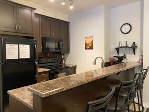 Fridge, microwave, oven, stovetop - 2 Bedrooms Sleeps 4 Adults l A/C (Fernie)