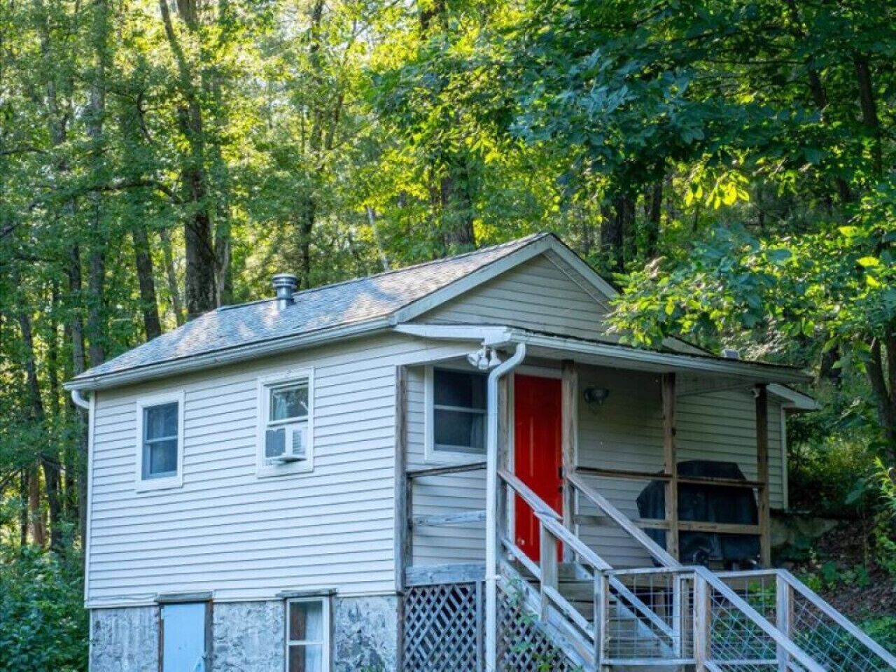 Breezy Hill Eccentric Studio Cottage