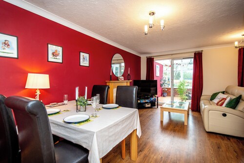 Comfortable & Spacious Entire Holiday home in Llanelli.  Pet Friendly.