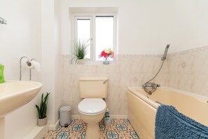 シャワー付き浴槽、タオル、石鹸、トイレットペーパー