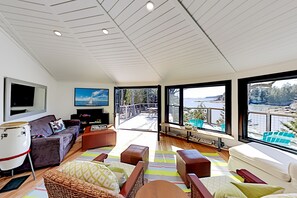 Smart-TV, Kamin, Tischfußball, Bücher