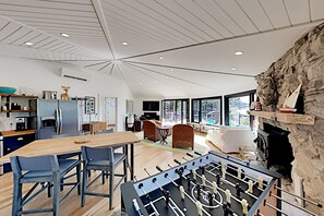 Games room - Sea Forever! Waterfront, Seasonal dock, Pet friendly,  20 min to Bowdoin College (Harpswell)