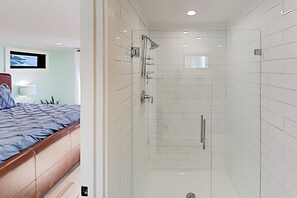 Combined shower/bathtub, hair dryer, towels, soap - Sea Forever! Waterfront, Seasonal dock, Pet friendly,  20 min to Bowdoin College (Harpswell)