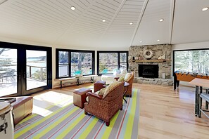 Smart TV, chimenea, futbolito y libros