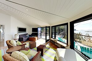 Smart TV, chimenea, futbolito y libros