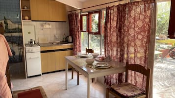 Fridge, microwave, coffee/tea maker, electric kettle