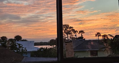 St. Lucie River Breezes - Downtown Stuart and Beaches Within Minutes