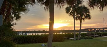 St. Lucie River Breezes - Downtown Stuart and Beaches Within Minutes
