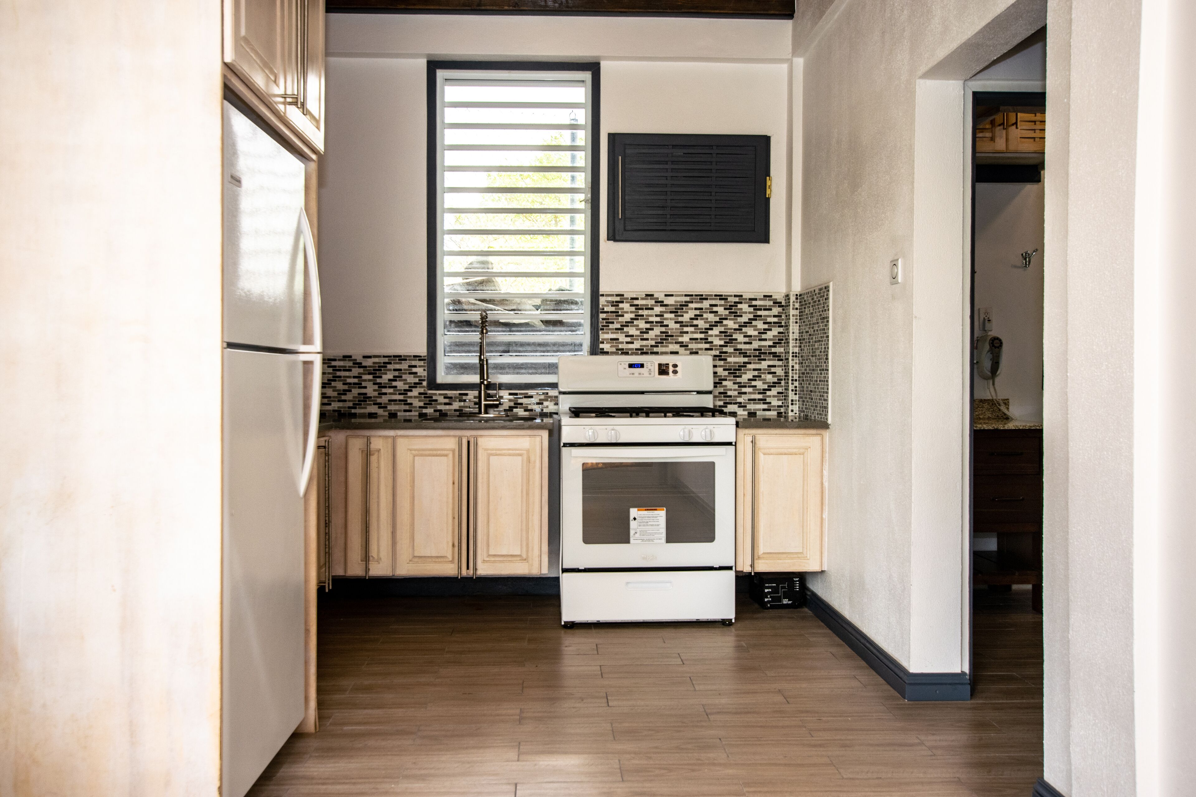 Réfrigérateur, four, plaque de cuisson, cafetière/bouilloire