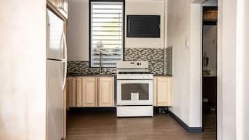 Réfrigérateur, four, plaque de cuisson, cafetiÚre/bouilloire