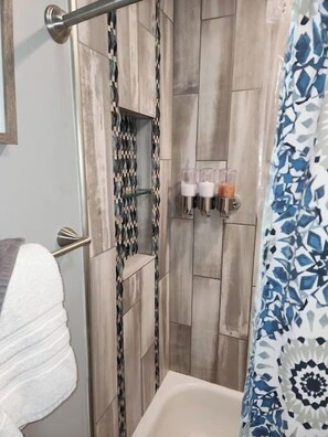 Combined shower/bathtub, hair dryer, towels, soap - House Around the Corner (Bloomington)